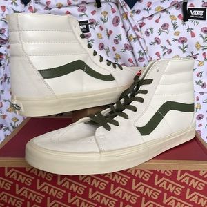 Vans Women’s Sk8-Hi
Vintage Pop Marshmallow/True White 
VN0A4BVTR2S
Sneakers